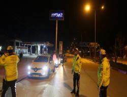 Polis ekipleri Kovid-19 riskine karşı sürücülerin ateşlerini ölçtü
